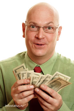 мужчина держит доллары