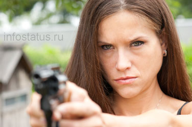 девушка носит и хранит оружие револьвер