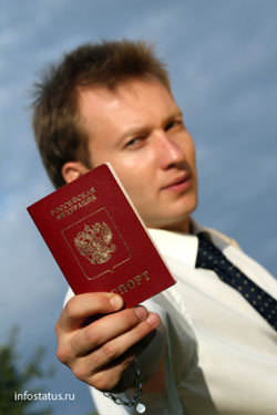мужчина предъявляет паспорт
