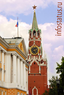 Вид на Спасскую башню изнутри Кремля