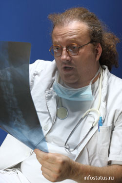 врач рассматривает рентгеновский снимок