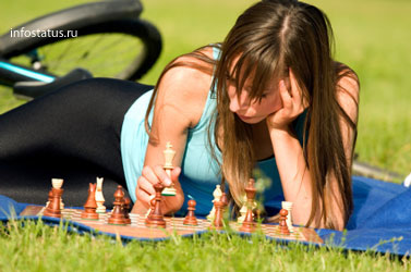 девушка играет в шахматы